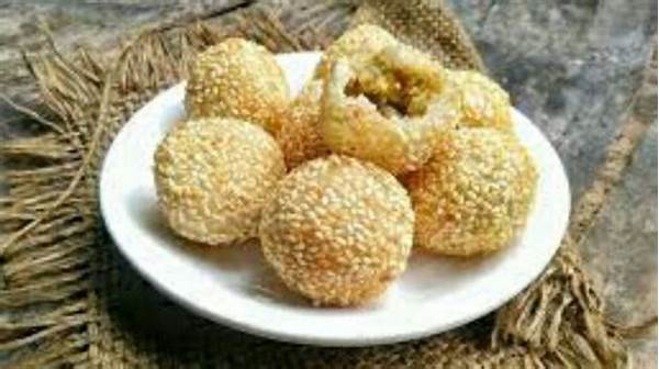 Onde-onde Wijen Renyah Di Luar